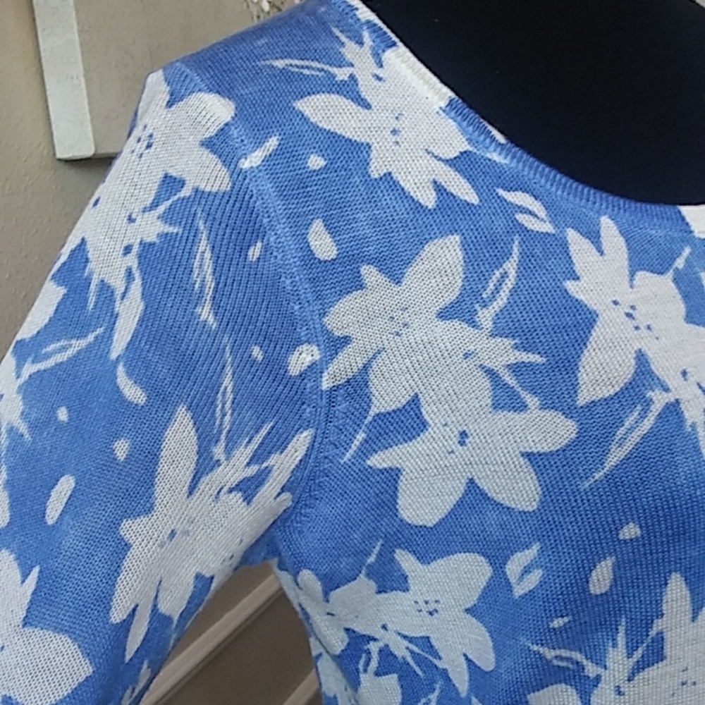 Blue and White Floral 3/4 Sleeves Sweater Top by Emily Daniels. Size PM - Picture 13 of 15